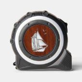 Chrome Like Sail Boat auf Nautical Mahogany Print Maßband (Vorderseite)