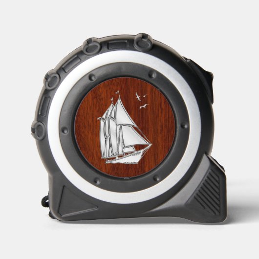 Chrome Like Sail Boat auf Nautical Mahogany Print Maßband (Vorderseite)