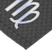 Chrome Like Virgo Zodiac Sign auf Schlangenhaut Tischdecke (Schrägansicht)