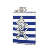 Chrome Pirate auf Navy Stripes Flachmann (Links)