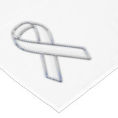 Chrome Print Belted White Ribbon Awareness Tischdecke (Schrägansicht)