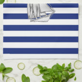 Chrome Sailboat auf nautischen Streifen Handtuch (Gefaltet)