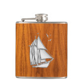 Chrome Sailboat auf Teak Print Flachmann (Vorderseite)