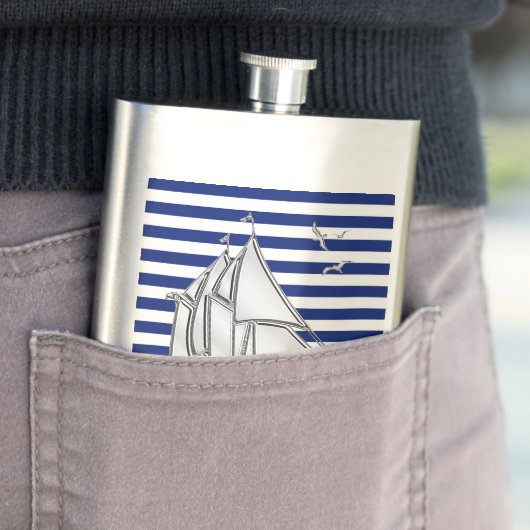 Chrome Segelboot auf Navy Stripes Print Flachmann (Beispiel)
