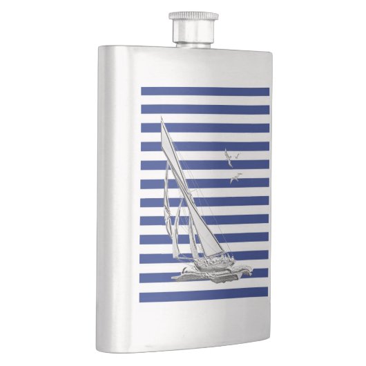 Chrome Segelboot auf Navy Stripes Print Flachmann (Rechts)