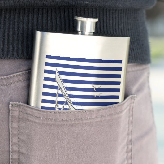Chrome Segelboot auf Navy Stripes Print Flachmann (Beispiel)