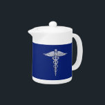 Chrome Style Caduceus Medical Symbol auf Navy Blue<br><div class="desc">Das Symbolische Silver Chrome Like Caduceus Medical Symbol Design präsentiert sich hier auf einem marineblau blauen Hintergrund. Die Schlangen von Caduceus sind so konzipiert, als ob sie aus Chrom bestehen. Gut für einen Abschluss-Anlass, für eine Berufserfahrung oder für ein Geschenk mit dem medizinischen Look, den Sie suchen. Verwenden Sie den...</div>