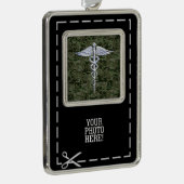 Chrome Style Caduceus Symbol auf Green Camouflage Rahmen-Ornament Silber (Rechts)