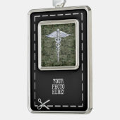 Chrome Style Caduceus Symbol auf Green Camouflage Rahmen-Ornament Silber (Links)