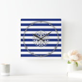 Chrome Style Compass on Nautical Stripes Quadratische Wanduhr (Zuhause)