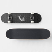 Chrome Style Marlin auf Carbon Fibre Skateboard (Horizontal)