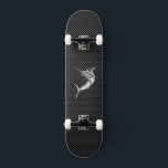 Chrome Style Marlin auf Carbon Fibre Skateboard<br><div class="desc">Ein silberfarbenes Marlin-Fisch-Design in einem Dekor mit Kohlefaser-Stil. Ein modernes nautisches Geschenk. Verwenden Sie den Link "Nachricht",  um uns mit Ihren speziellen Designanfragen oder für Hilfe bei Ihren individuellen Wünschen zu kontaktieren.</div>