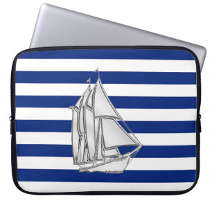Chrome Style Sailboat auf nautischen Streifen Laptopschutzhülle