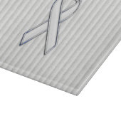 Chrome White Ribbon Awareness auf vertikalen Strei Schneidebrett (Ecke)