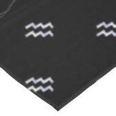 Chrome wie Aquarius Zodiac-Zeichen auf Hevelius 16 Tischdecke (Schrägansicht)