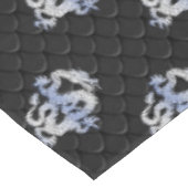 Chrome wie Dragon auf Black Snake Skin Print Tischdecke (Schrägansicht)