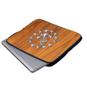 Chrome Yacht Flag auf Nautical Teak Wood Print Laptopschutzhülle (Vorne Knopf)