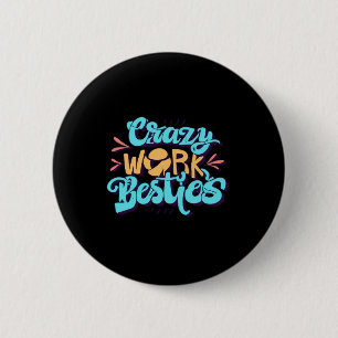 Chroniken von Crazy Work Besties arbeiten als Gesc Button