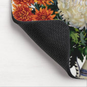 Chrysanthemen in einem gemusterten Krug 2005 Mousepad (Ecke)