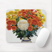 Chrysanthemen in einem gemusterten Krug 2005 Mousepad (Mit Mouse)