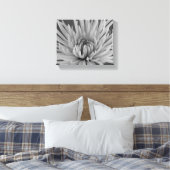 Chrysanthemum-Blume Leinwanddruck (Insitu (Schlafzimmer))