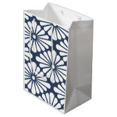 Chrysanthemum [indigo] - Japanese Pattern Mittlere Geschenktüte (Rückseite Schrägansicht)
