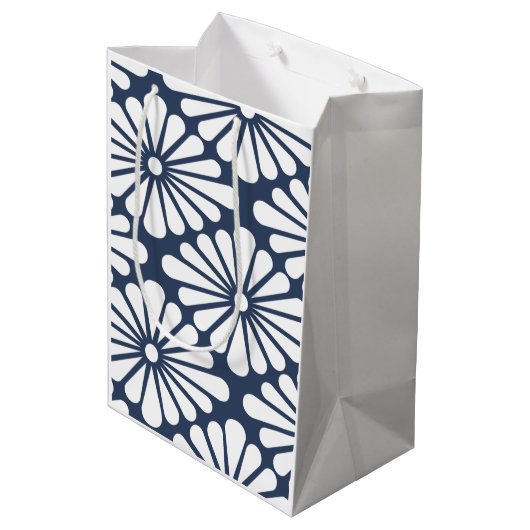 Chrysanthemum [indigo] - Japanese Pattern Mittlere Geschenktüte (Rückseite Schrägansicht)