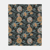 Chrysanthemums Schwarzer Hintergrund, floral Vinta Fleecedecke (Vorderseite)