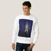 Chrysler-Gebäude-Lit oben an der Dämmerung im Sweatshirt (Vorne ganz)