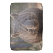 "Chubby Charm: Die Adorable Australian Wombat" Badematte (Vorderseite Vertikal)