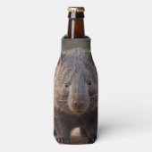 "Chubby Charm: Die Adorable Australian Wombat" Flaschenkühler (Flaschenvorderseite)