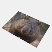 "Chubby Charm: Die Adorable Australian Wombat" Fußmatte (Schrägansicht)