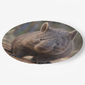 "Chubby Charm: Die Adorable Australian Wombat" Pappteller (Schrägansicht)