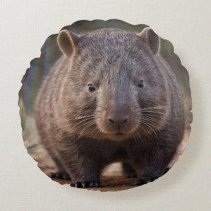 "Chubby Charm: Die Adorable Australian Wombat" Rundes Kissen