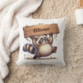 Chubby Raccoon mit Holzschild Kissen (Decke)