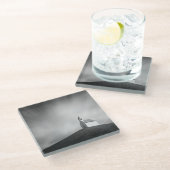 Chuch auf einem Hügel in Schwarzweiss Glasuntersetzer (Schrägansicht)