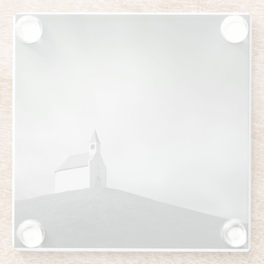 Chuch auf einem Hügel in Schwarzweiss Glasuntersetzer (Rückseite)