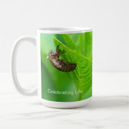 Cicadas Exco Skelett unter Leaf, Leben und Wissens Kaffeetasse