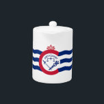 Cincinnati City Flag Teapot<br><div class="desc">Servieren Sie Ihren Tee mit einer Touch Cincinnati Stolz mit unserer exklusiven Teekanne mit der Flagge von Cincinnati! Dieser Teekessel, der Eleganz mit lokalem Charme verbindet, ist mehr als nur ein funktionales Element, er ist eine Feier von Cincinnatis Geist. Das auffallende Design zeigt die ikonische Cincinnati-Flagge, was diese Teekanne zu...</div>