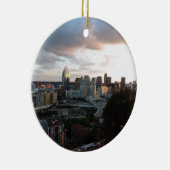 Cincinnati-Skyline am Sonnenuntergang Keramik Ornament (Rechts)