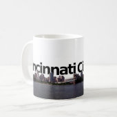 Cincinnati-Skyline mit Cincinnati im Himmel abov Kaffeetasse (Vorderseite Links)