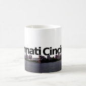 Cincinnati-Skyline mit Cincinnati im Himmel abov Kaffeetasse (Mittel)