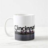 Cincinnati-Skyline mit Cincinnati im Himmel abov Kaffeetasse (Links)