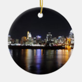 Cincinnati-Skyline nachts Keramik Ornament (Vorne)