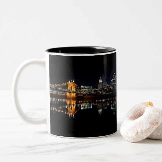 Cincinnati Skyline-Tasse Zweifarbige Tasse (Mit Donut)