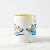 Cinderella Slipper auf Aquamarinem Orangenkissen Zweifarbige Tasse (Mittel)