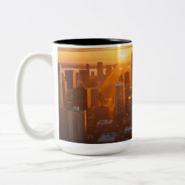 Cinematic Skyline at Golden Hour - Modern Urban De Zweifarbige Tasse