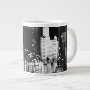 circa 1954:  Eine Ansicht unten Michigan-Allee Jumbo-Tasse