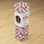 Circle pattern Foto name 40. Wein-Geschenkverpackung<br><div class="desc">Helle moderne,  mehrfarbige Weinkiste im runden Stil. Personalisieren Sie mit Ihrem Empfängernamen,  zwei Fotos und Geburtstag Jahr. Derzeit liest glückliche 40. Geburtstag Sammy Vintagen Jahr. Entworfen von Sarah Trett.</div>