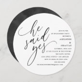 Circle White Script Er sagte Yes Engagement Party Einladung (Vorne/Hinten)